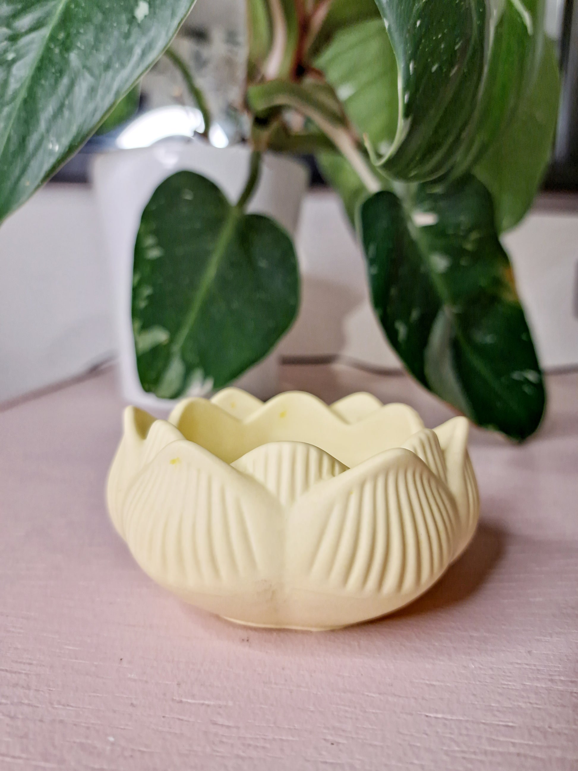 Coupe décorative artisanale en jesmonite, design fleur de lotus jaune