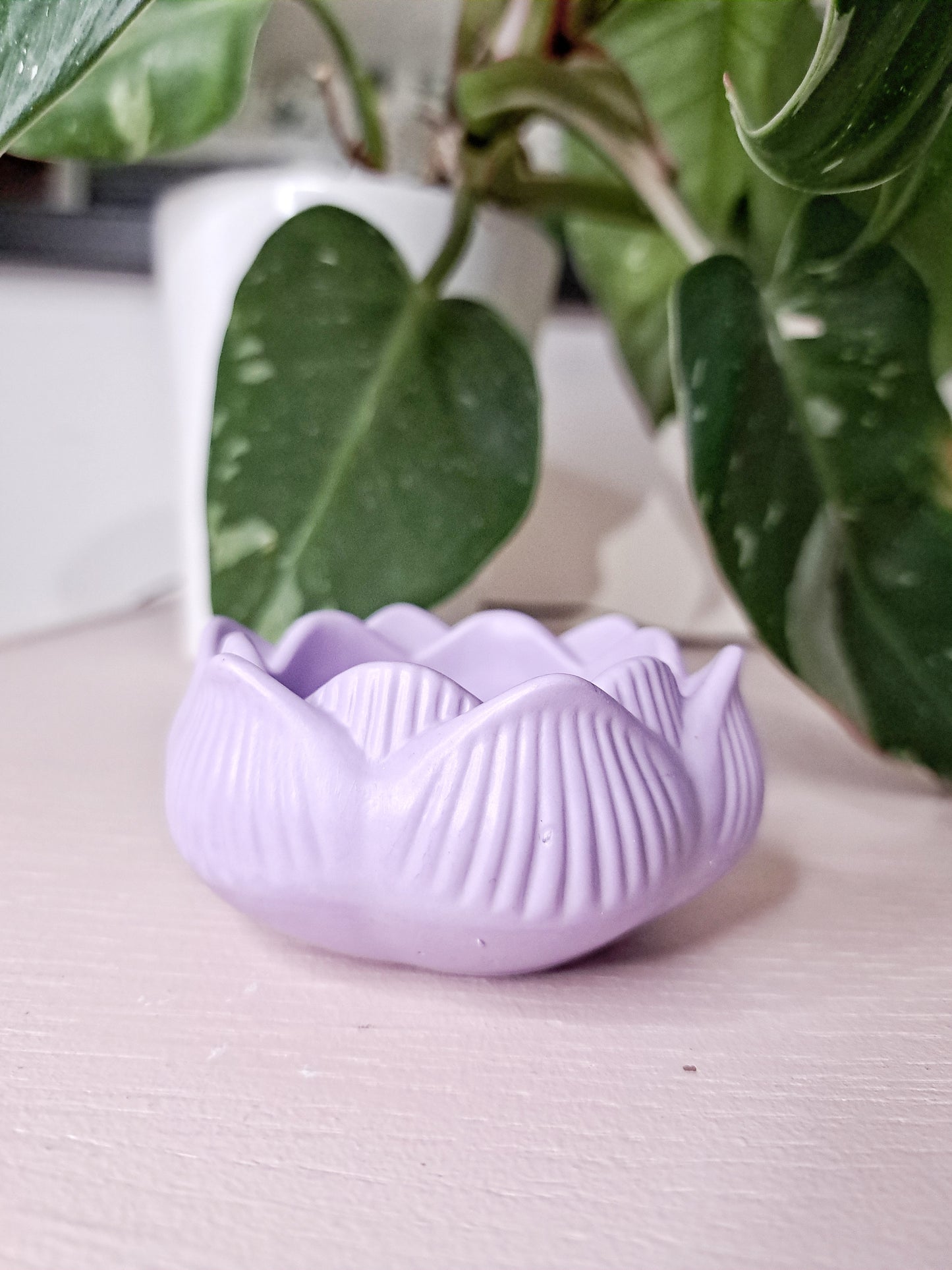 Coupe déocartive artisanale en jesmonite design fleur de lotus lilas