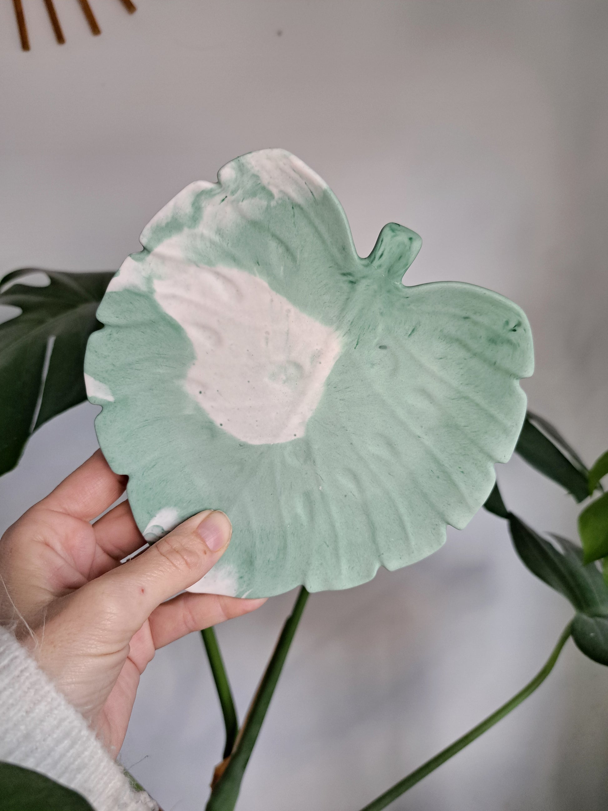 Vide-poche en forme de feuille Monstera couleur marbré blanc et vert