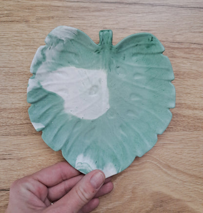 Vide poche en forme de feuille de monstera de couleur marbré blanc et vert