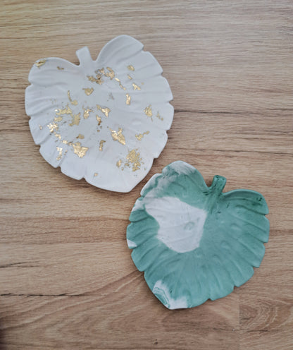 présentation de 2 vides poches en forme de feuilles de montera. Une de couleur blanc et avec feuilles d'or incrustées et une seconde marbré blanc et vert